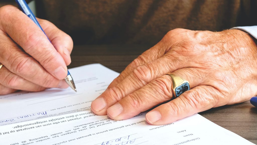 Personne signant un papier
